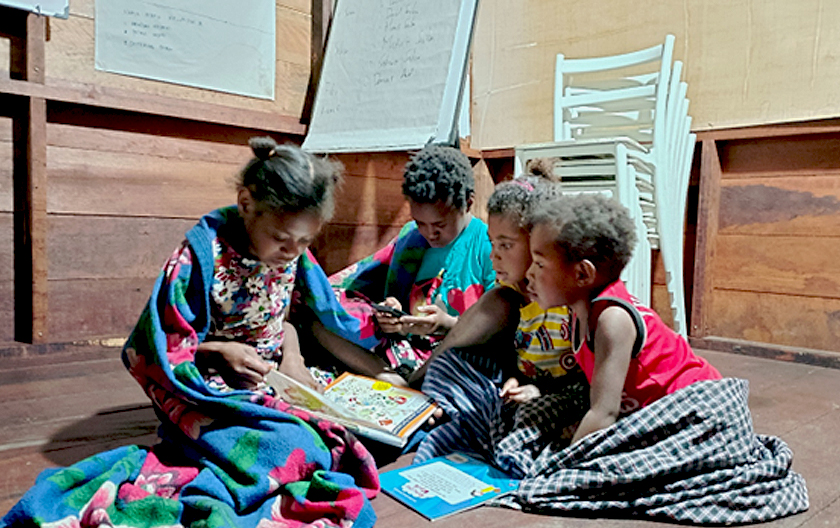 Anak-anak Udohotma sedang membaca di stasiun Bentara Papua